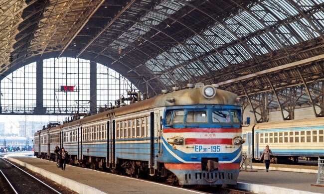 Машиністи показали, на якому іржавому мотлоху катає нас Укрзалізниця: "Візьміть Кравцова з собою"