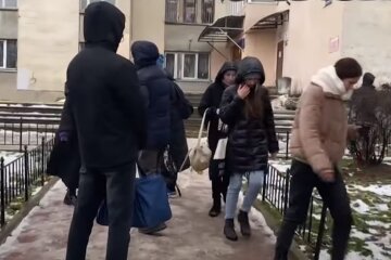 Эвакуация с заминированной школы, скриншот: Youtube
