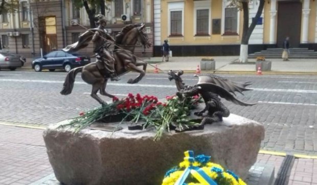 Около СБУ открыли памятник погибшим героям (фото)