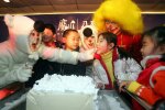 діти в Китаї ласують морозивом на святі, фото Getty Images