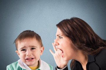 Російська вчителька по-звірячому знущалась над дитиною і ледве не відбила йому голову: страшні кадри