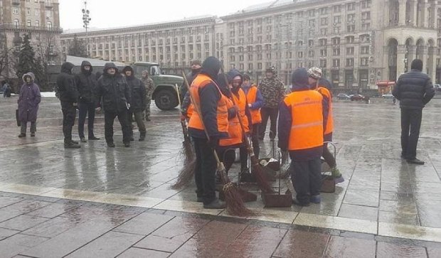  Коммунальщики уже разбирают палатки «третьего Майдана»