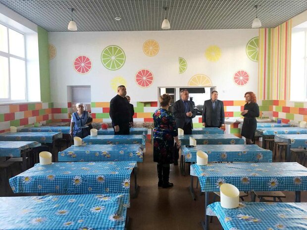Черви на обед: тарелки с гадостью для школьников показали всей Одессе, неаппетитные фото