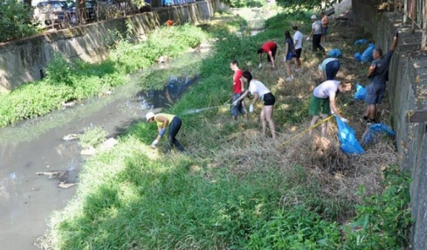 Активисты расчистили карпатскую реку Хустец (фото)