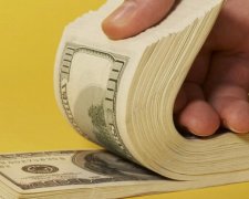 Українці почали позбуватися валюти