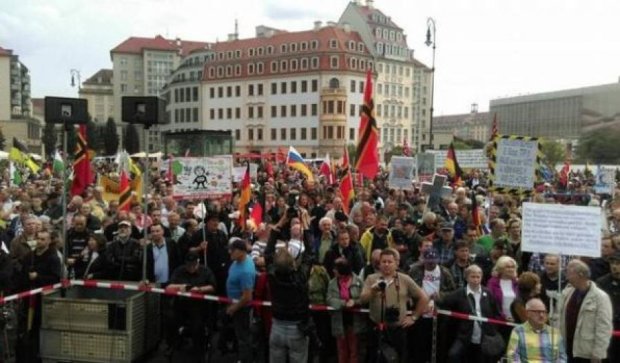 У Німеччині п'ять тисяч людей протестують проти біженців