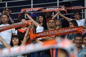 Ультрас "Шахтера" демонстративно превратили российский флаг в мусор: "Гори-гори ясно"