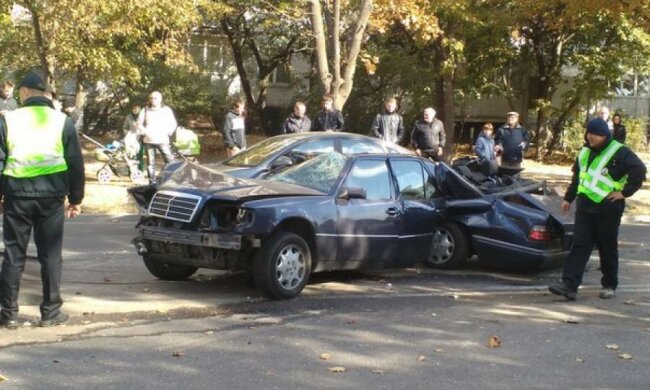 В Харькове Mercedes  разорвало пополам (фото)