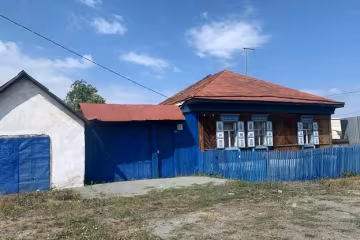 Чоловік викрав 19-річну дівчину і замкнув у себе вдома на 14 років: мама про все знала, але не заважала
