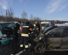 В Киеве произошло серьезное ДТП с ребенком, столкнулись две иномарки: одна влетела в дерево, другая - в столб