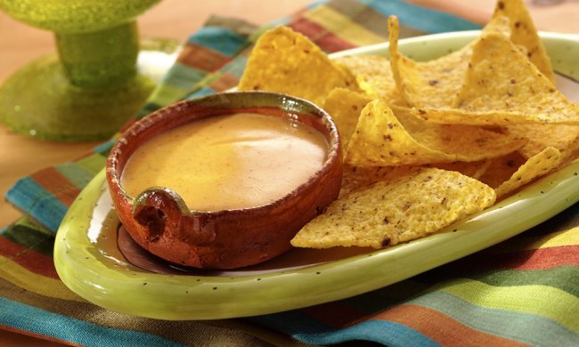 Чіпси з сирним фондю: такий рецепт сподобається кожному