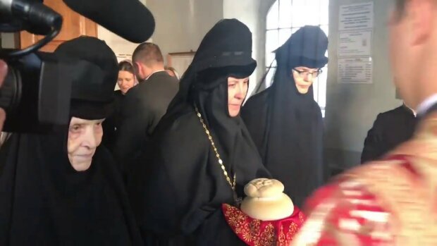 "Бесовщина!": в Киеве игуменья известного монастыря ополчилась на невинных малышей