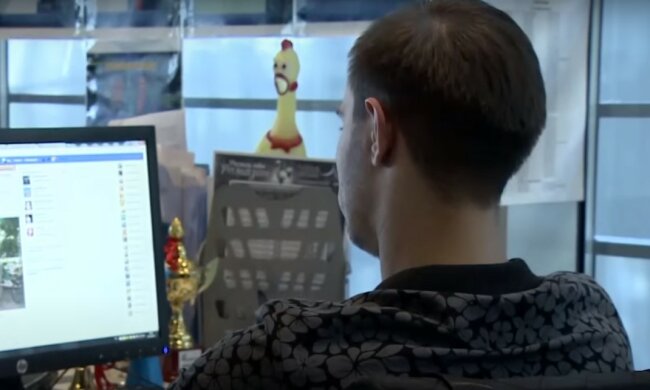 Інтернет-шахраї, скріншот з відео