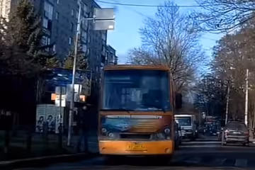 Маршрутник ледь не збив пішохода, кадр з відео: YouTube Rc MAX