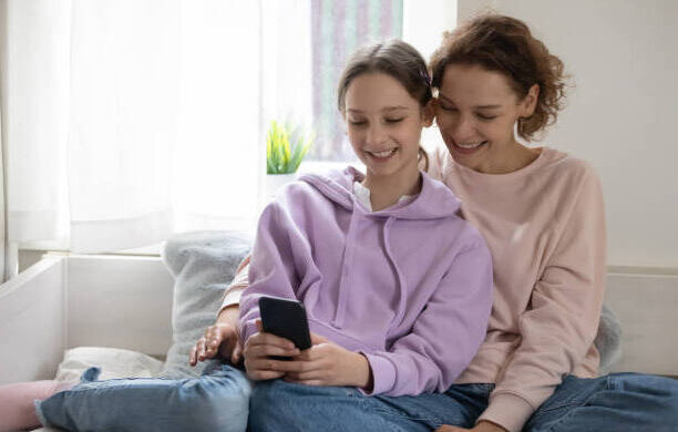 Мама та підліток з телефоном: фото з вільних джерел