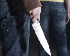 В Прилуках 18-летний посетитель кафе порезал ножом двоих парней
