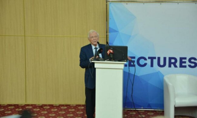 Нобелівський лауреат в Україні: світило німецької медицини поділився досвідом