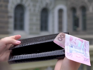 Кошелек, деньги. Фото: скрин youtube