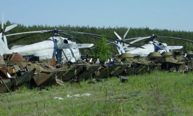 Вертолеты, автобусы, пожарки: кладбище заброшенной техники под Чернобылем (фото)