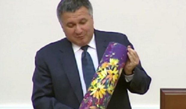 Что дарили премьеру Яценюку: коврик, ваза и посуда