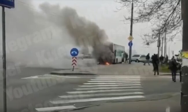 У Києві автобус спалахнув на ходу, перелякані пасажири молилися - екстремальне відео