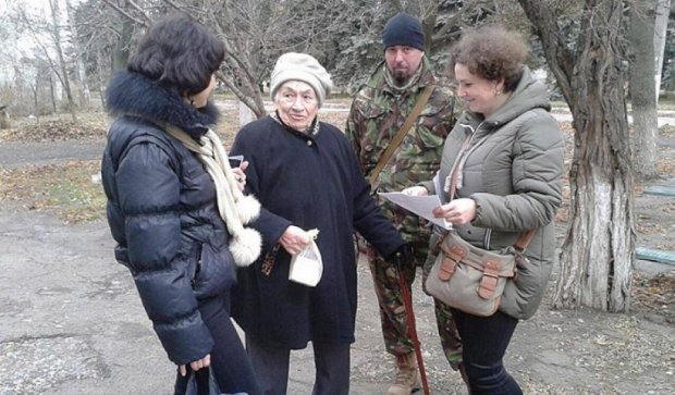 Пенсионерам Марьинки бойцы АТО привезли  медикаменты (фото)