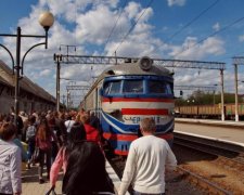 Дикий Запад в Украине: банды хулиганов толпой атакуют пассажиров поездов
