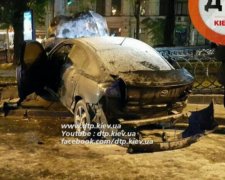 У центрі Києва внаслідок ДТП згоріла автівка (фото, відео)