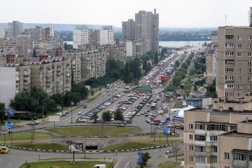 Киянин спустив штани просто на порозі гімназії: батьки погрожують відірвати причандалля