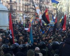 Протест "блокадників": на Банковій гримлять вибухи