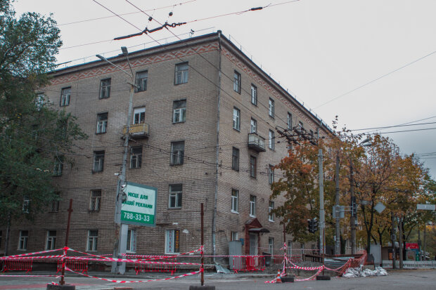 В общагу ни ногой: имущество днепровских студентов "замуровали" в аварийном здании