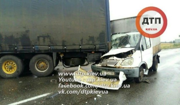 Водитель грузовика погиб в жуткой аварии на Киевщине (ФОТО) 