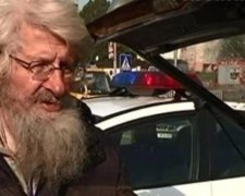 Российский писатель, приехавший во Львов, живет на парковке (видео)
