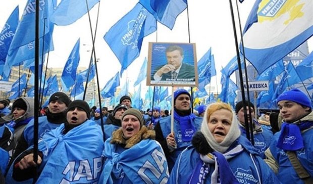 У Києві працівники КП ШЕУ продовжують агітувати за "Партію регіонів" (фото)