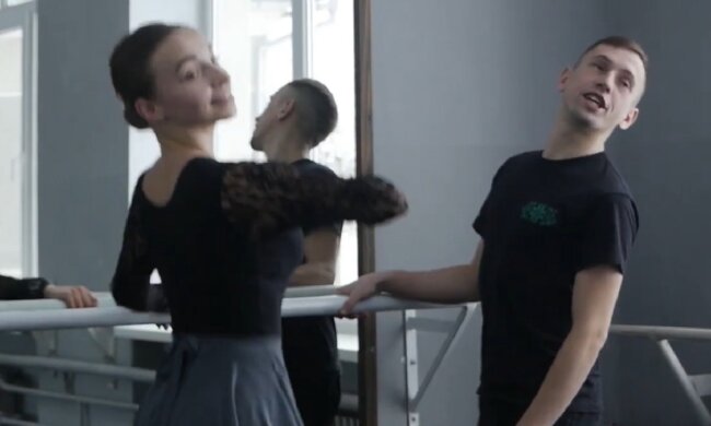 Александр Заставный с ученицей, кадр из сюжета ПИК: YouTube