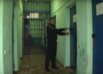 в тюрьме, скриншот из видео