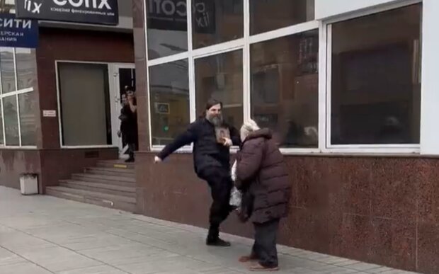 Московский поп избил старушку, скриншот: Twitter
