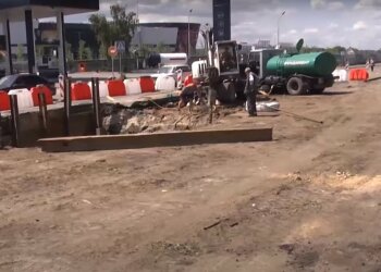 Не подужали 1.5 кілометра: будівництво ключової дороги в Києві затягнулося, місто застигло у заторах