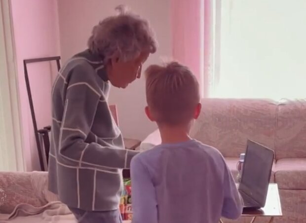 102-річна прабабуся і 6-річний онук не бачилися рік через карантин - їх танець при зустрічі зігріває серце