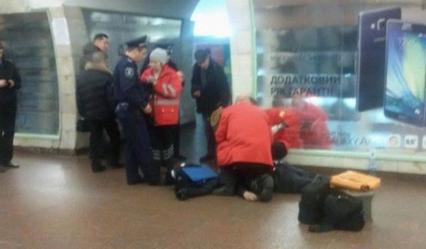 На платформе киевской подземки внезапно умер мужчина (фото)