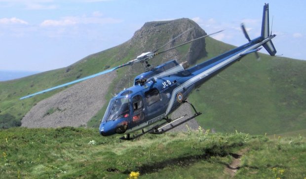 Вертолетчик в Карпатах показал неимоверный трюк (видео)