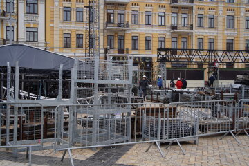 Новорічна локація на Софійській площі - монтаж конструкцій