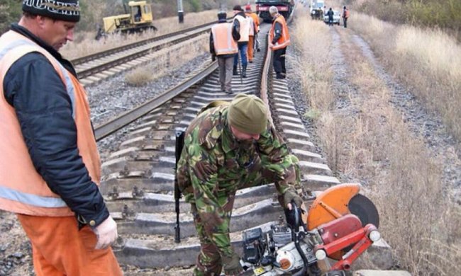 Військові будівельники відновлюють залізничні колії в Донецькій області (фото)