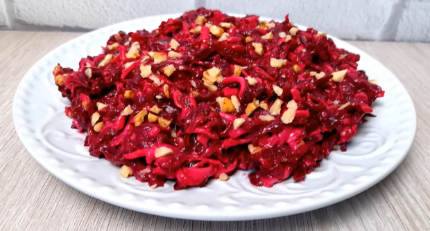 Салат з буряка, який сподобається навіть тим, хто не їсть цей овоч: готуємо смачно, корисно та бюджетно, рецепт