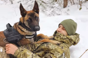 прикордонник з вівчаркою, фото з Facebook