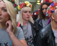 Femen зустріли депутатів пікантним шоу