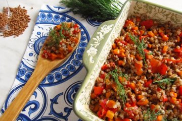 Універсальний рецепт гречки з овочами і сиром