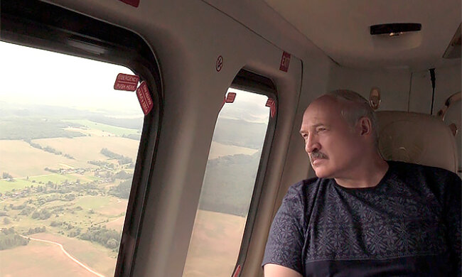 Лукашенко в вертолете, фото из свободных источников