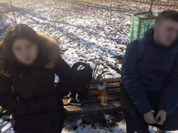 Девушка распивала алкоголь с подростком: Facebook Ювенальная превенция Прикарпатья