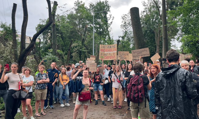 Протест проти вирубки дерев на Теремках у Києві